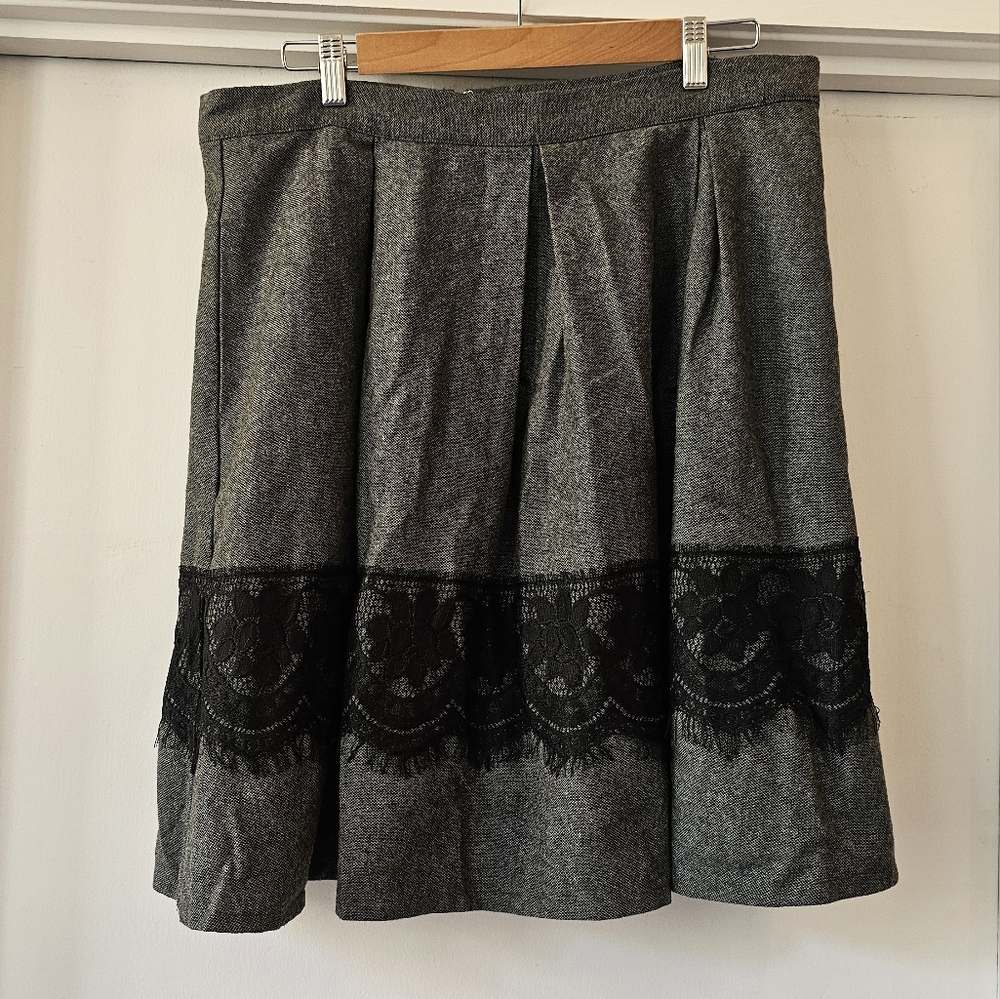🩷 Modcloth Gray Skirt with Black Lace Detail Size XL